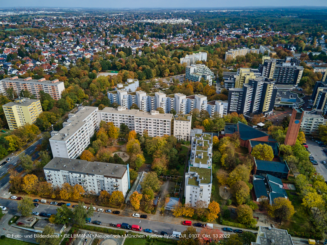 13.10.2022 - Das Marx-Zentrum und Wohnanlage Karl-Marx-Ring 52-62 in Neuperlach